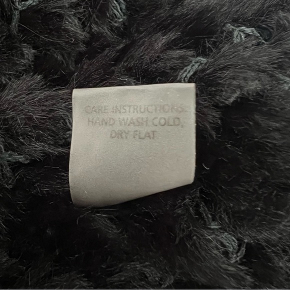 Dolce Cabo Faux Fur Vest - Picture 10 of 10
